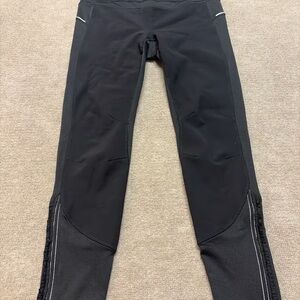 Athletic performance leggings and black 0552